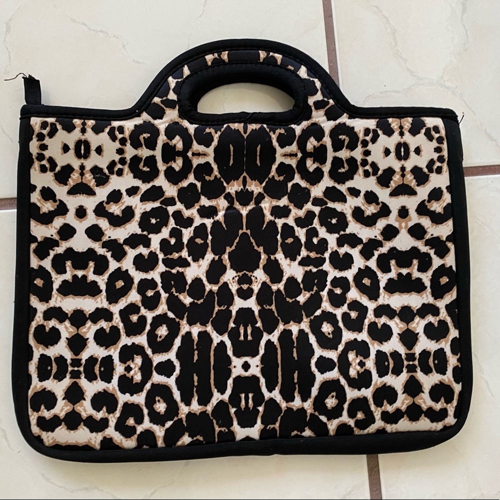 Laptop case with handle